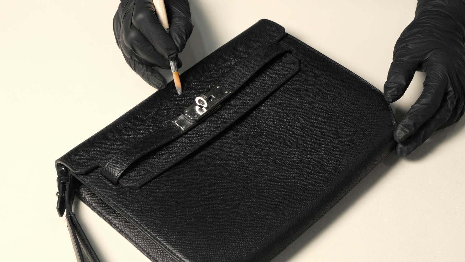 Hermès restoration in progress at the FRSHR atelier